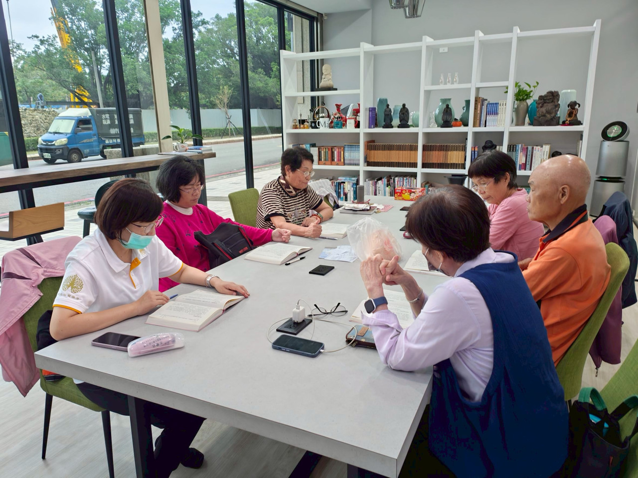 LINE_ALBUM_20251113拱辰讀書會_251115_12