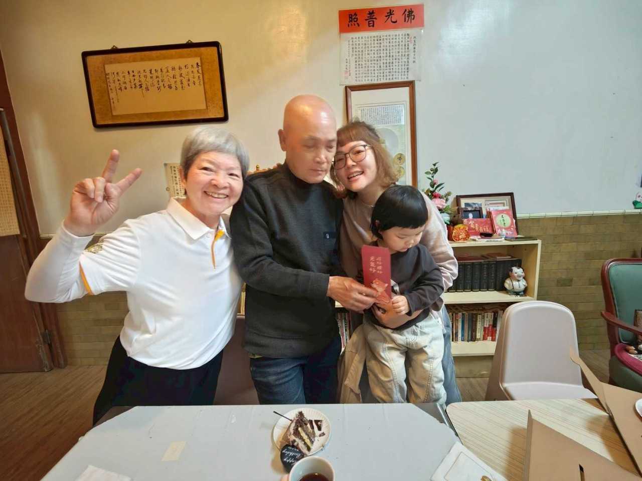 LINE_ALBUM_20260311拱辰讀書會暨孫師兄生日祝福_260311_2