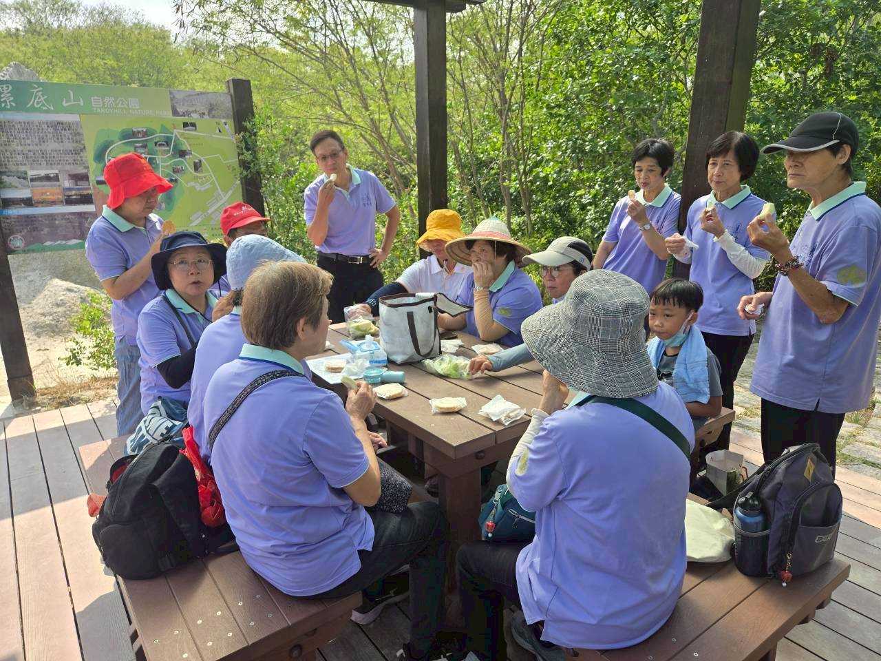 LINE_ALBUM_2026.05.31-環保與心保淨山聯誼暨讀書會_260601_35